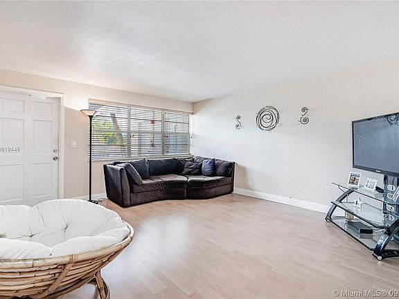 5th image of 2715 NE 49th St APT 206