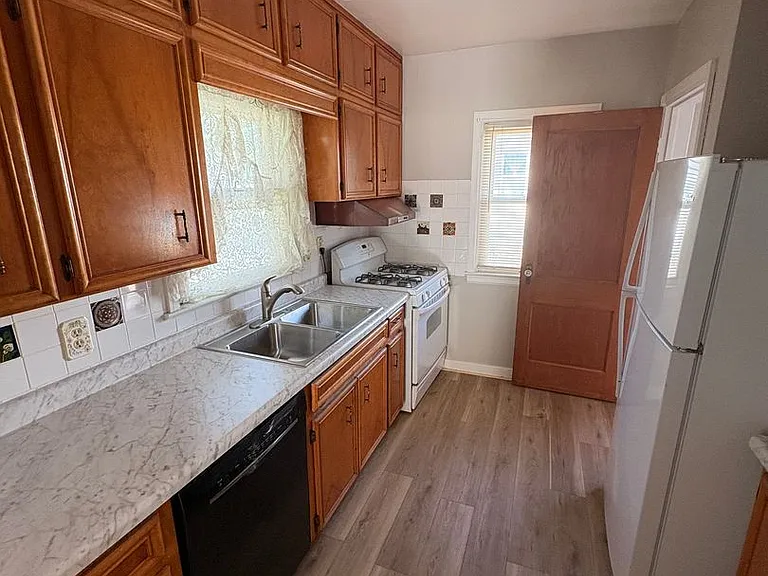 652 W Parker St — Photo 8