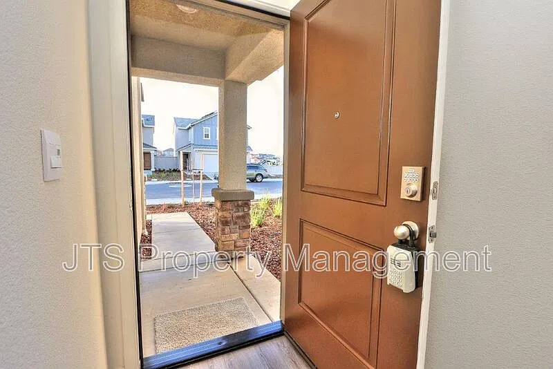 4 bed, 2.5 bath, 1650 sqft, $2,845 — Photo 2