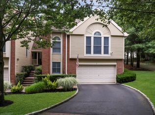 4 Willow Ridge Dr, Smithtown, NY 11787