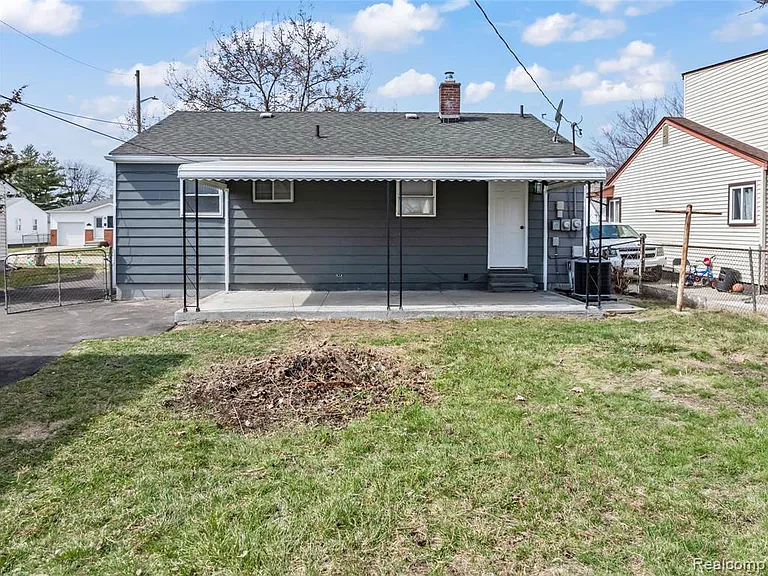 27210 Seyburn Ave — Photo 4