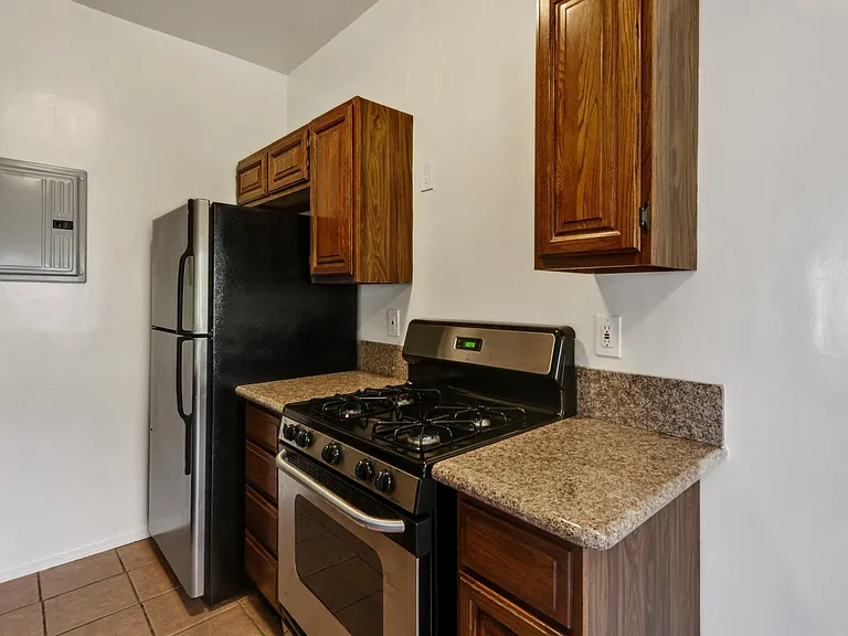 232 S Reeves Dr — Photo 12
