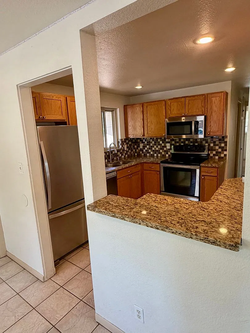 Available for 2027-2028 Fall Pre-Leasing: 4 bedroom house just steps from CU Campus — Photo 4