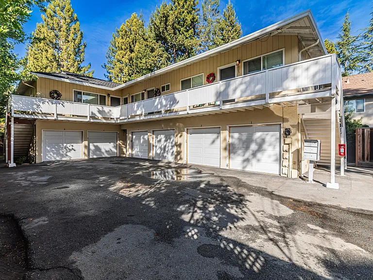821 University Ave — Photo 8