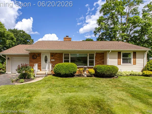 1224 Hira St, Waterford, MI 48328