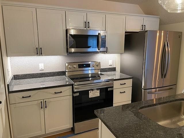 Brand new kitchen! Stainless applinances and Granite counters