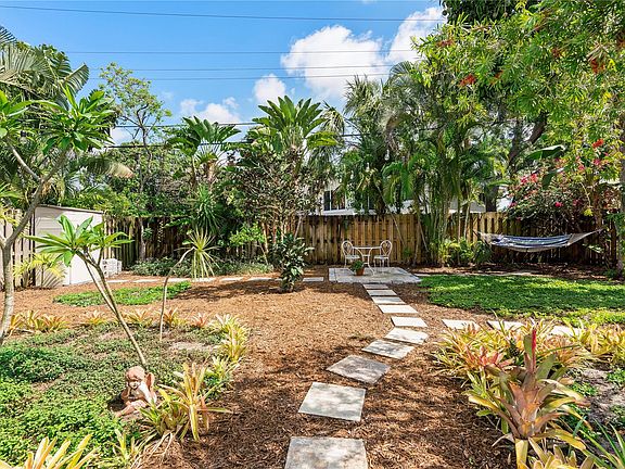 3rd image of 605 SW 12th Court