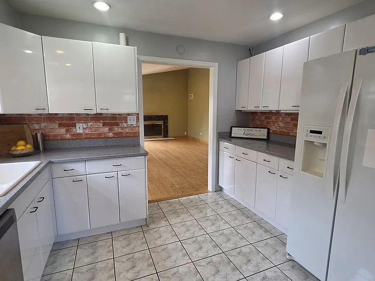8418 W Crain St — Photo 10