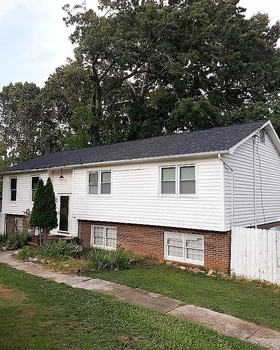 2nd image of 222 Redcoat Ln