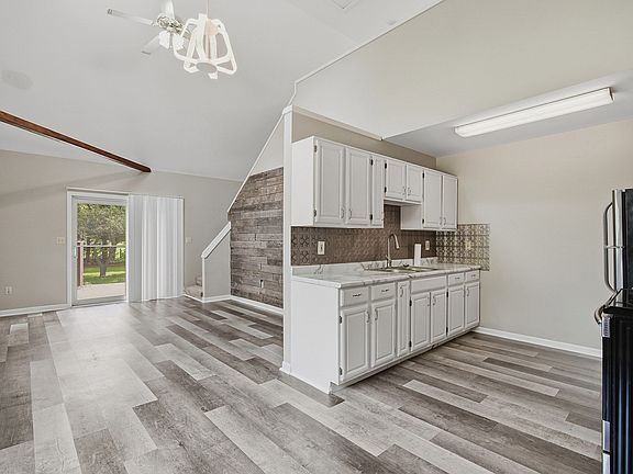 3rd image of 1075 Grosvenor Rd #1075