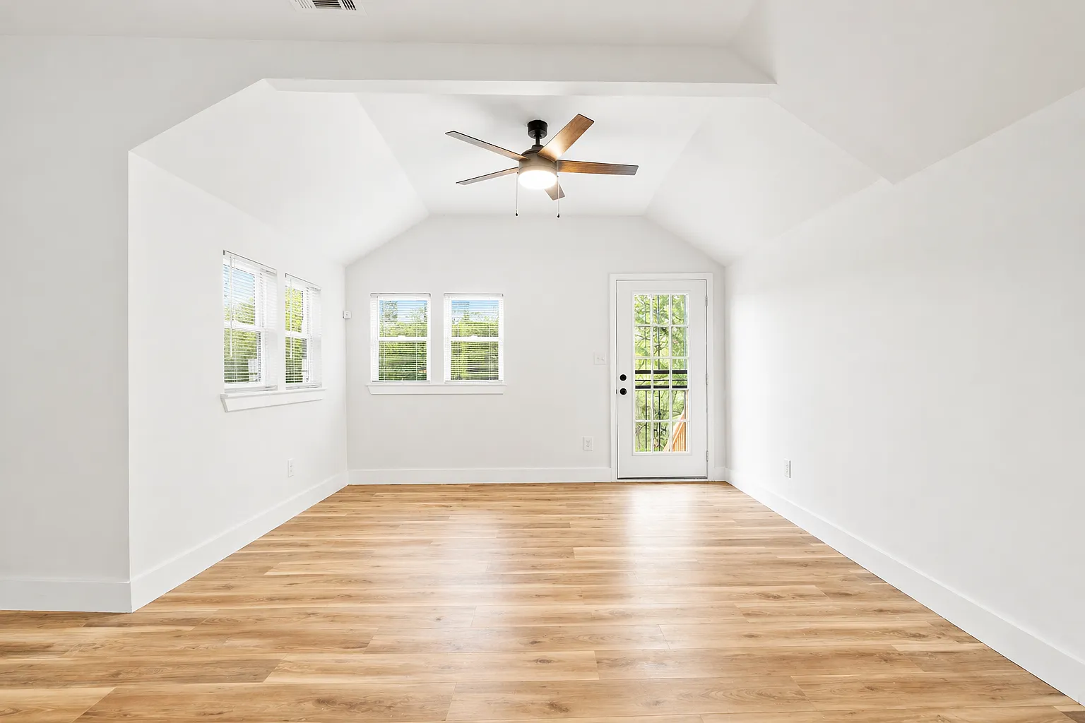 3 bed, 1161 sqft, $1,790 — Photo 2