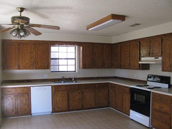 3rd image of 813 Royal Oak Ln