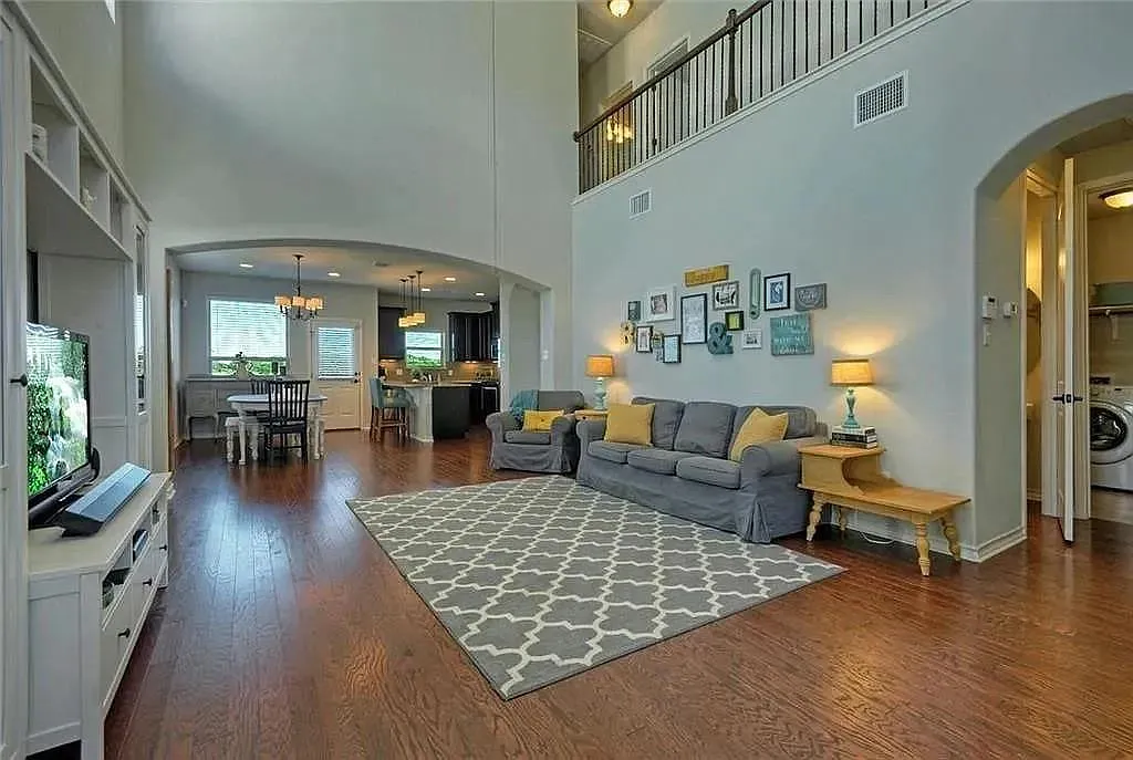 4 bed, 3.5 bath, 2399 sqft, $2,200 — Photo 3