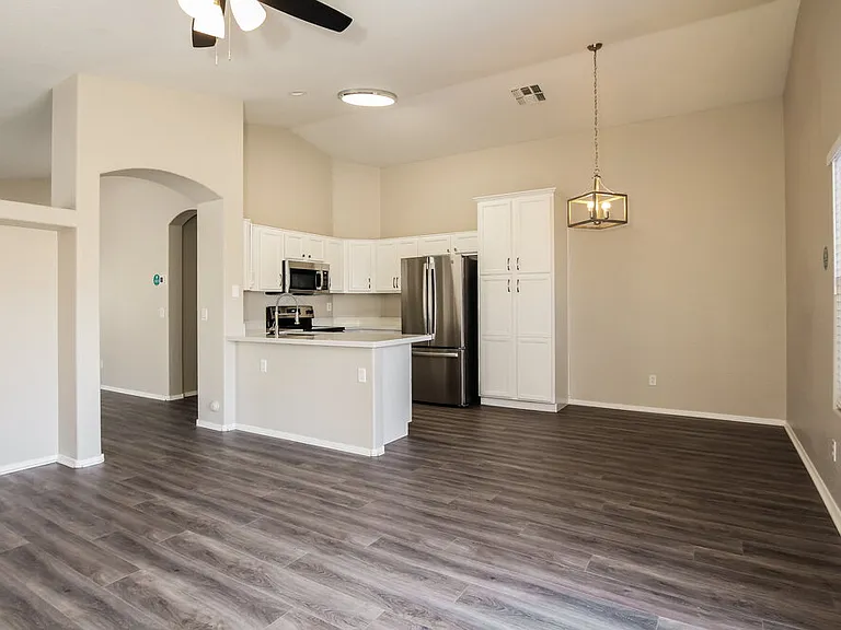 1652 N Serina — Photo 5