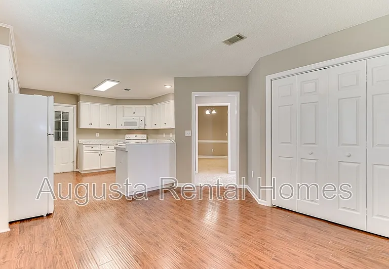 208 Stonington Dr — Photo 20