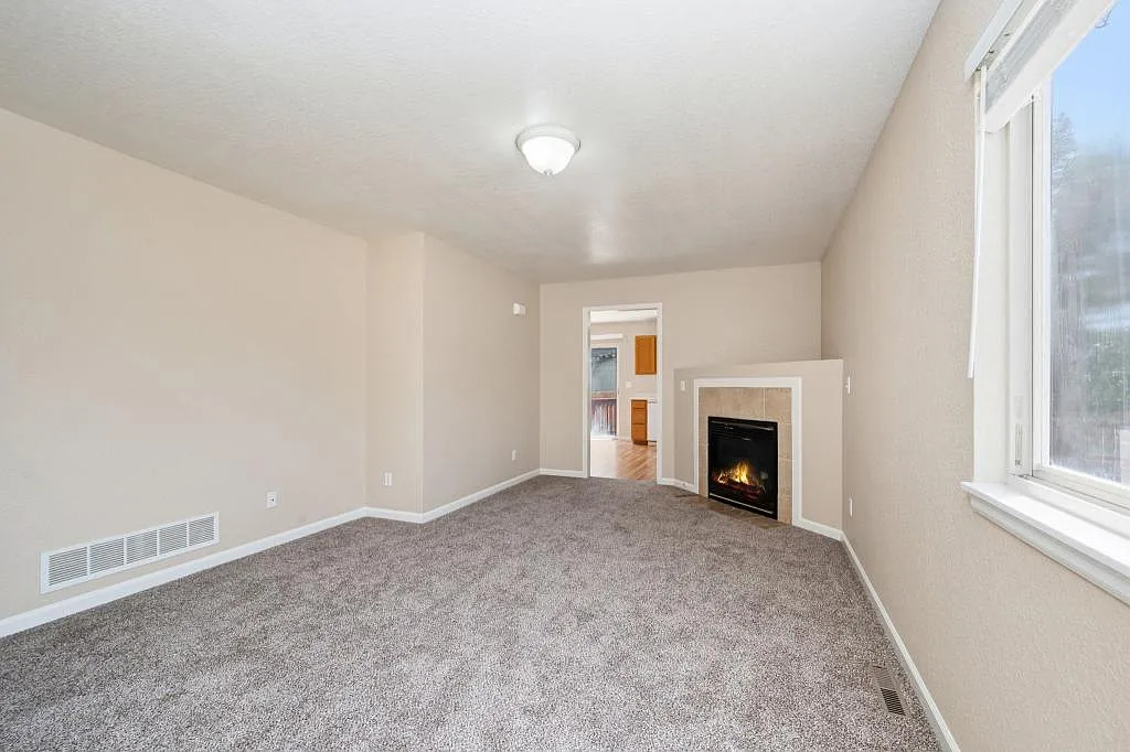 698 Eagle Dr — Photo 3
