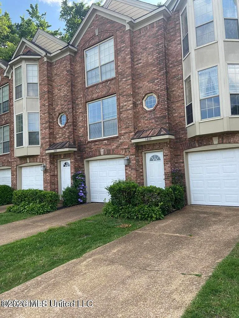 2 bed, 2.5 bath, 1150 sqft, $1,200 — Photo 2