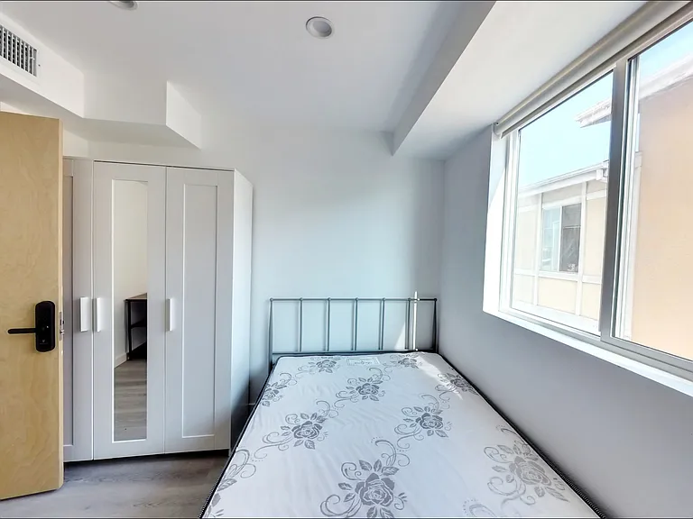 1815 W Adams Blvd — Photo 21