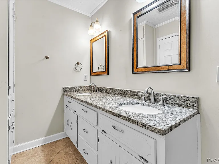 140 Livingston Cir — Photo 21