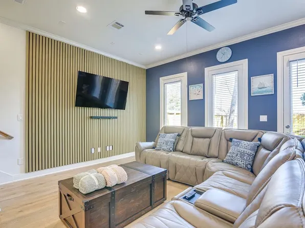 (undisclosed Address), Houston, TX 77033