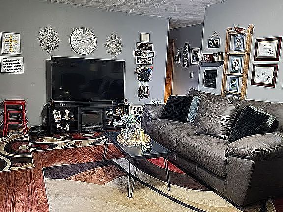 3rd image of 704 Fairfield Rd