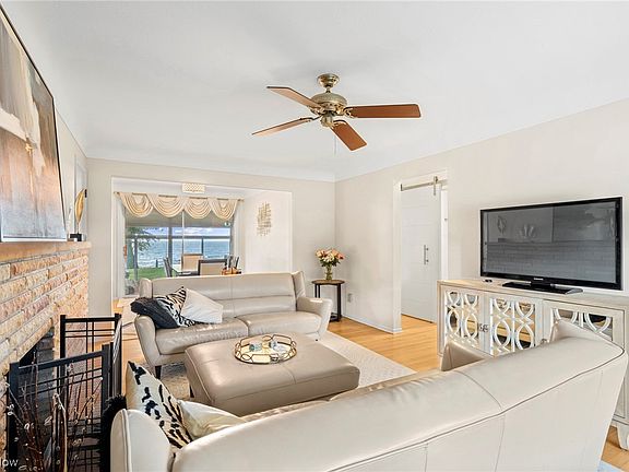 3rd image of 28701 Cresthaven Dr