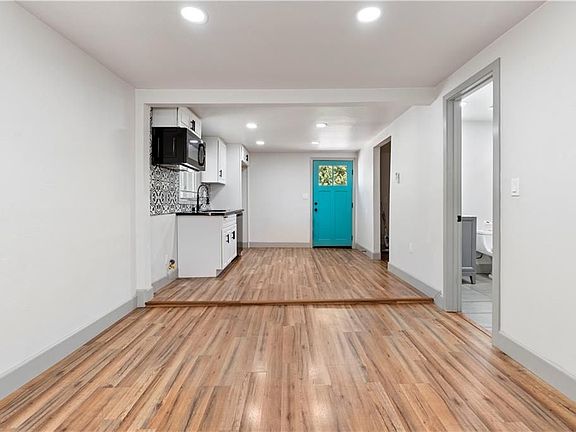 3rd image of 915 W 8th St #Guesthouse3