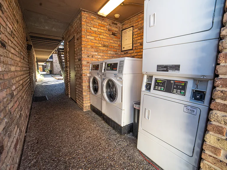 4 washers / 4 dryers
Coin operated.