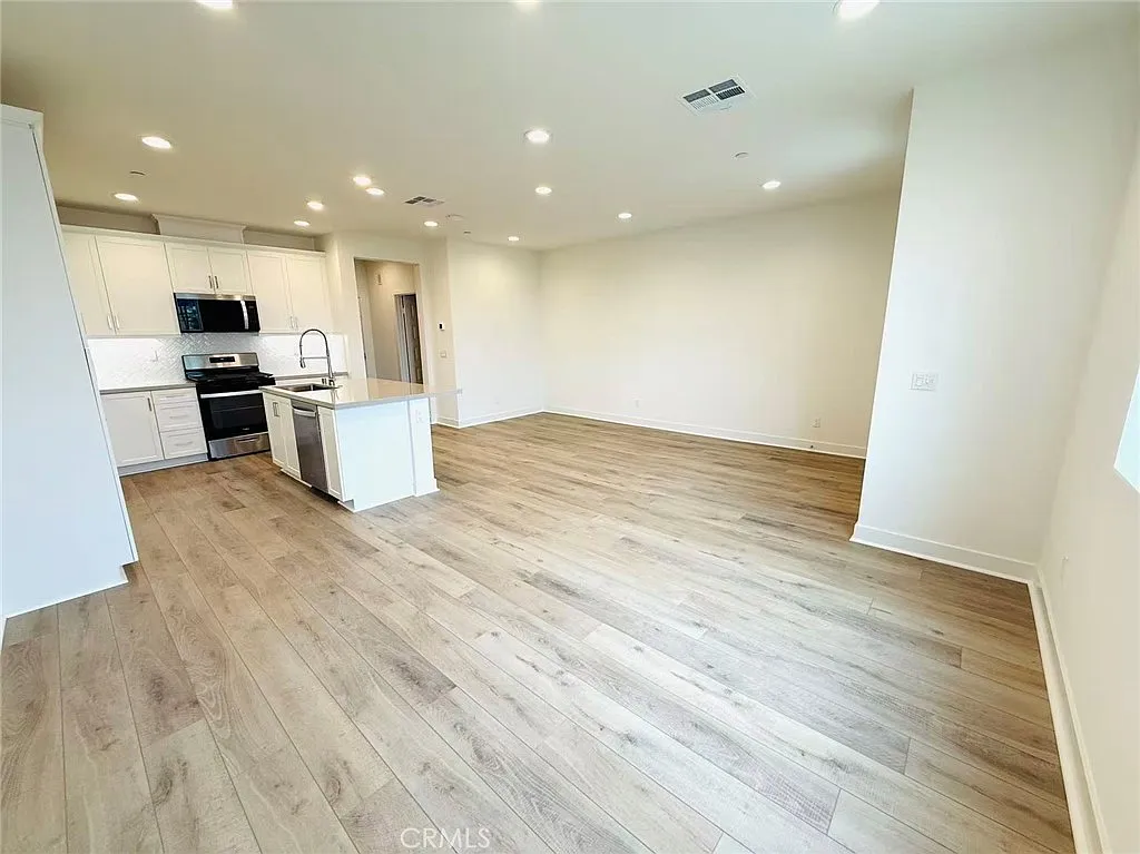 3 bed, 2.5 bath, 1570 sqft, $3,200 — Photo 3