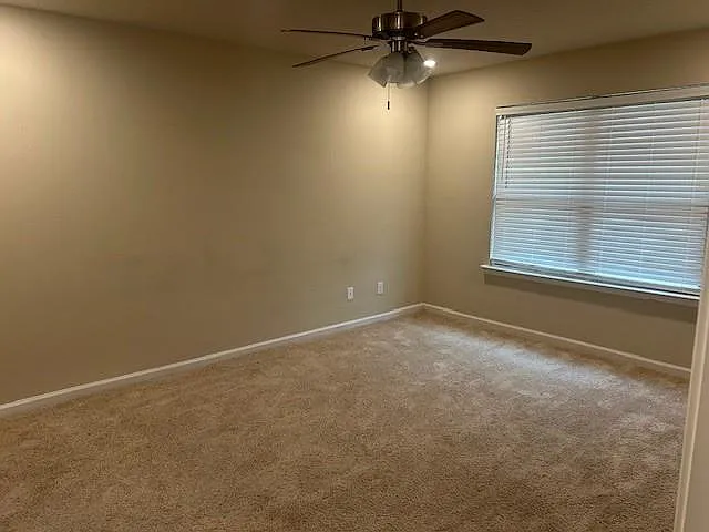 1718 Calgary Dr W — Photo 14