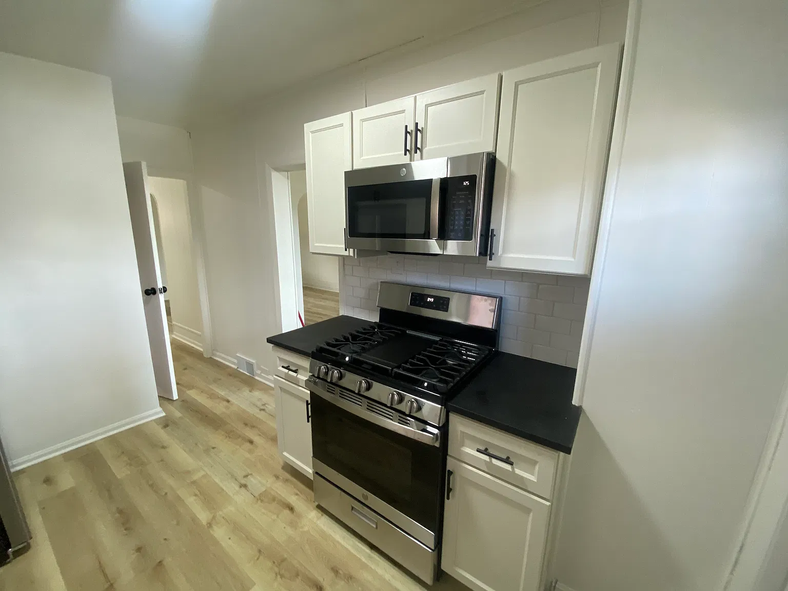 3 bed, 1.5 bath, 1290 sqft, $1,600 — Photo 3