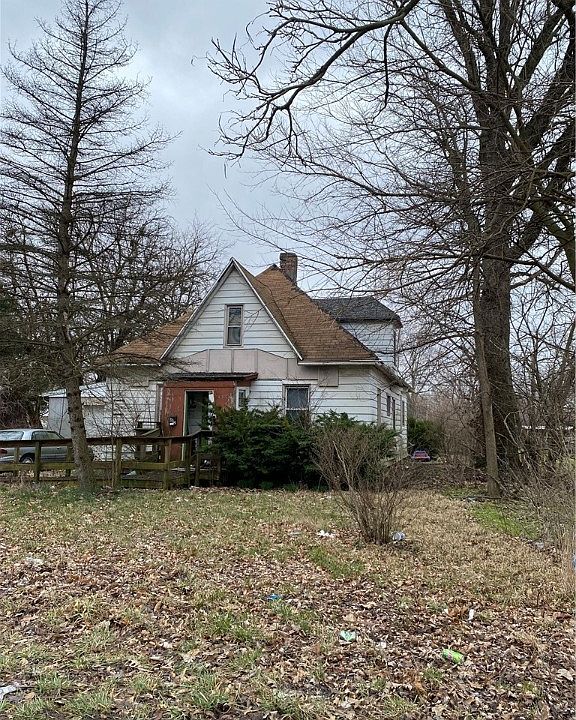 2nd image of 612 Pixley St