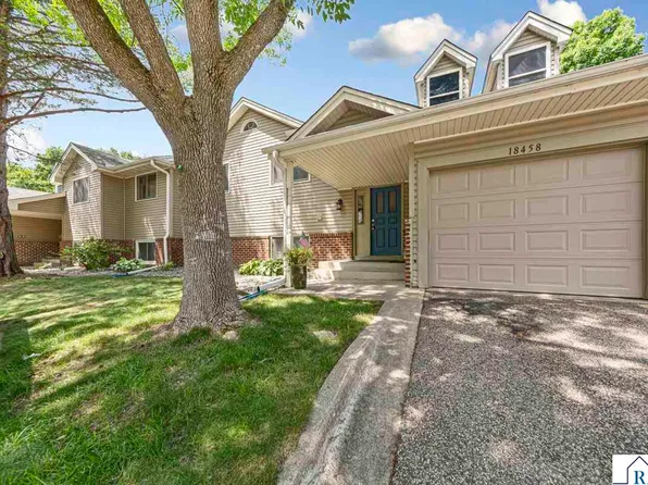 18450 Creeks Bend Dr, Minnetonka, MN 55345