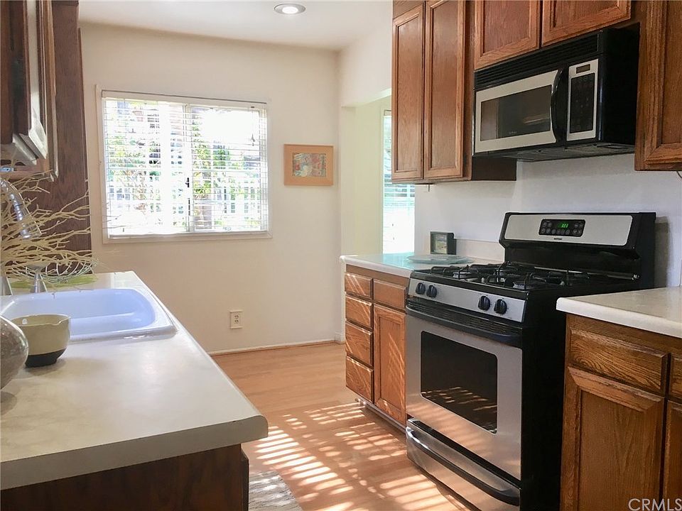 2nd image of 462 N Cabrillo Ave