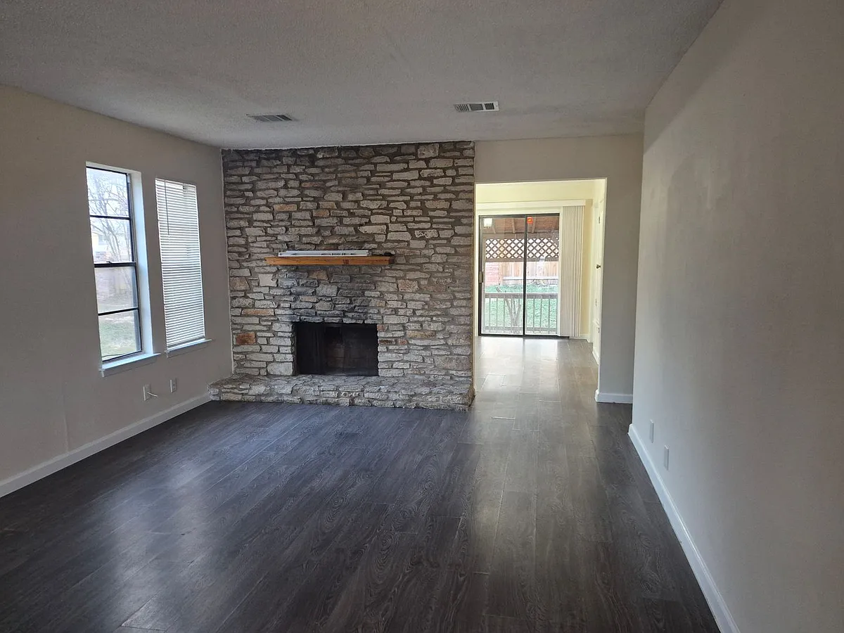 Building Photo - 1105 Ash Cv