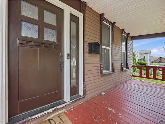 4th image of 137 Waverly St