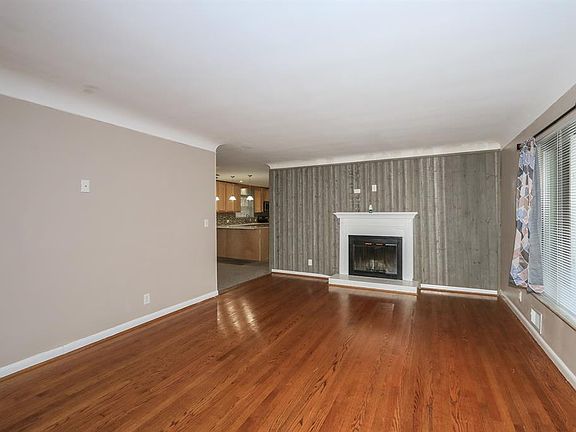 3rd image of 8625 Lynnehaven Dr