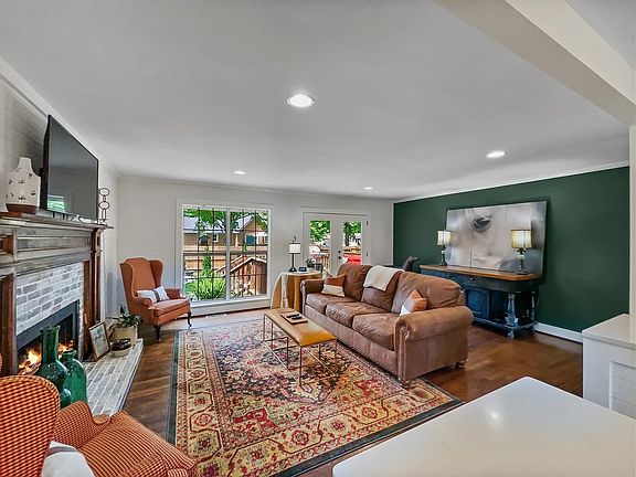 Living room & Fireplace