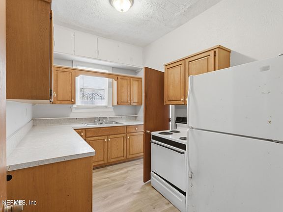 4th image of 530 W 19TH Street