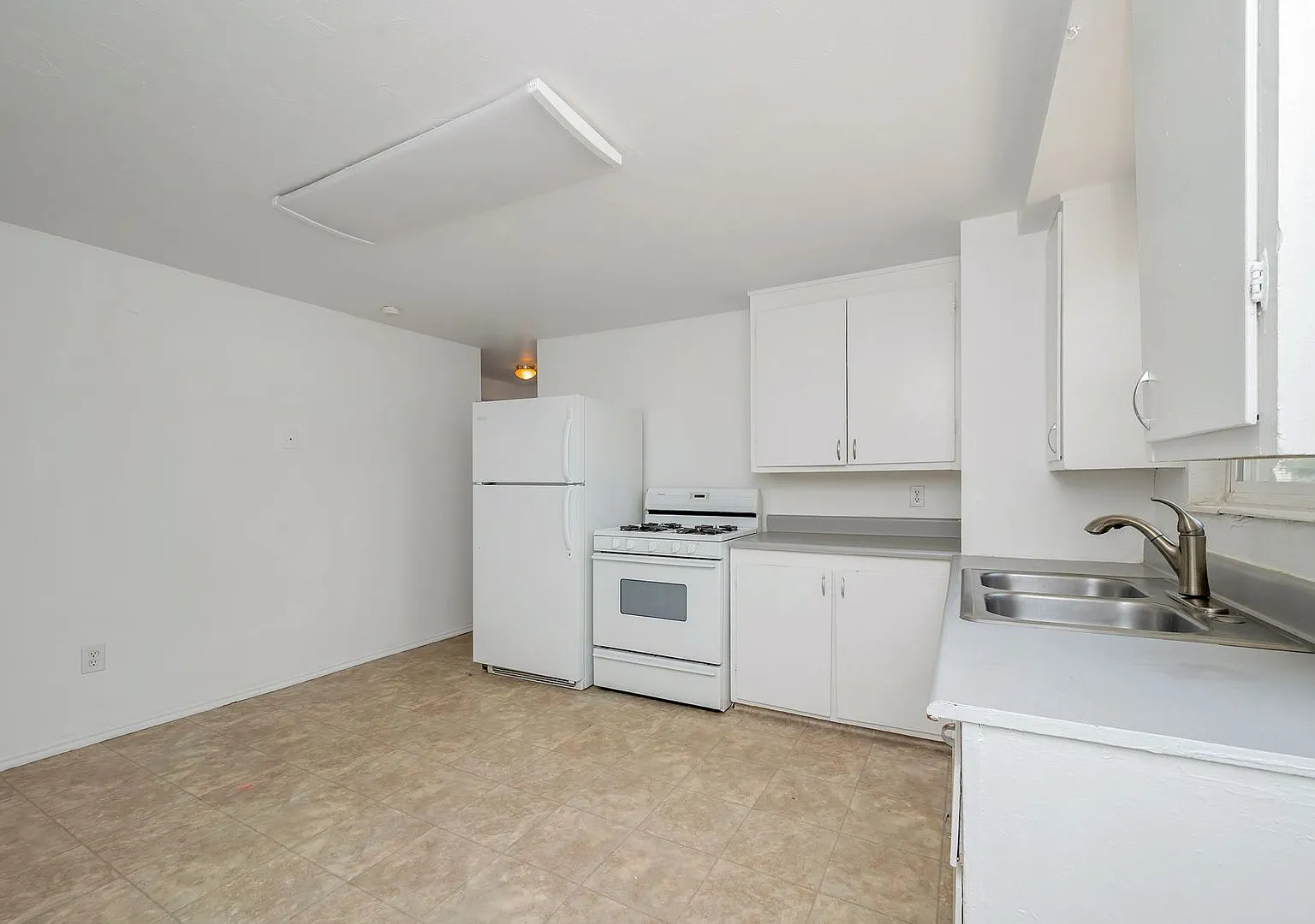 West Jordan Duplex W Carport Available Now!! — Photo 3