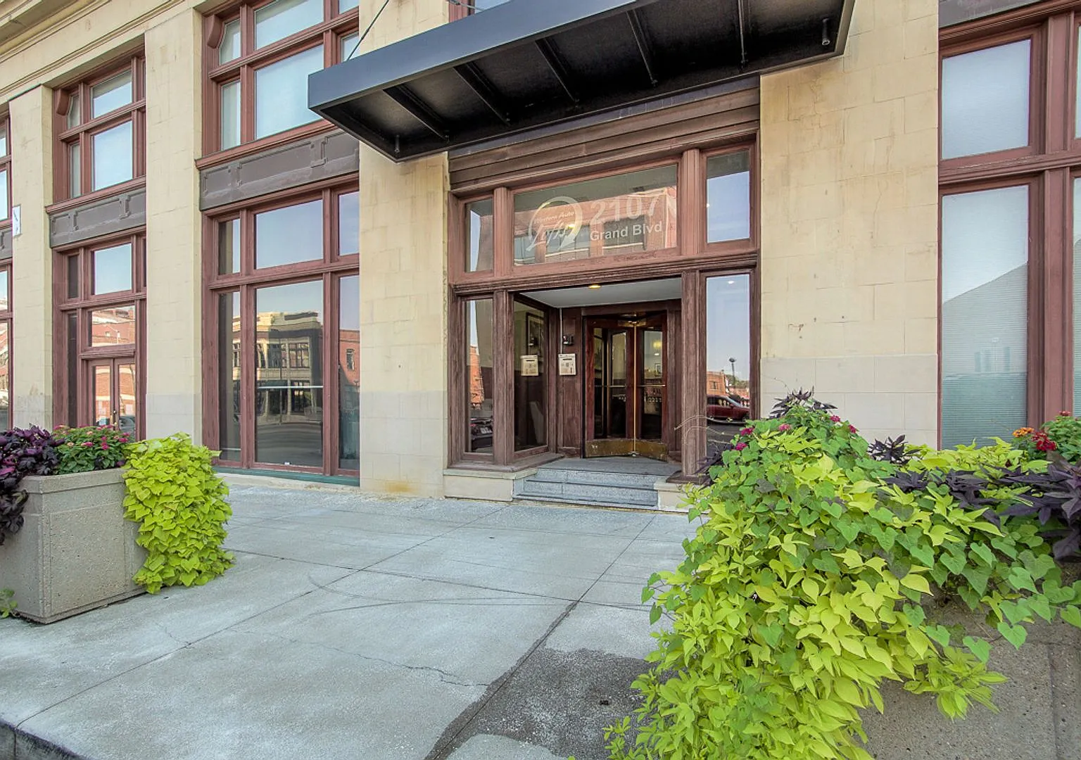 One Bedroom Unit in Wonderful Western Auto Lofts — Photo 2