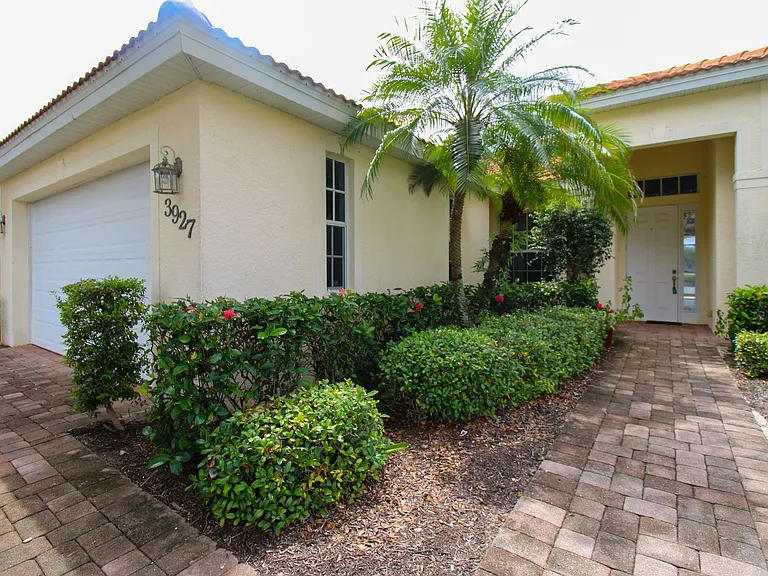 3927 Aurora Ct — Photo 3