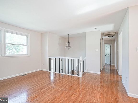 4th image of 527 Hobart Dr