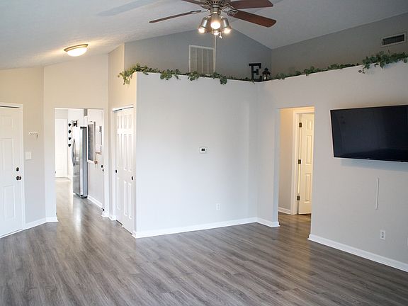 5th image of 521 Grabill Dr