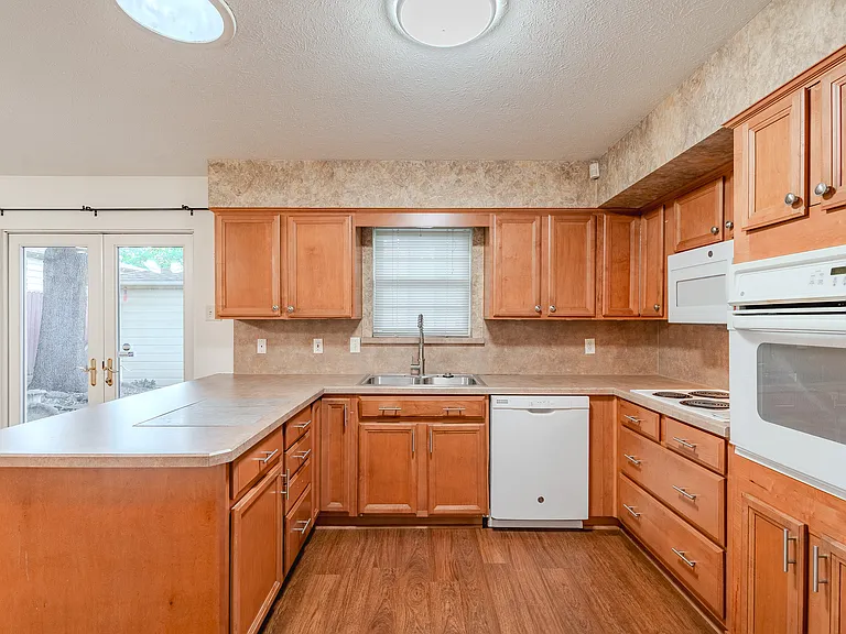 7021 Kingsbury Dr — Photo 2