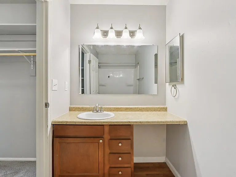 Castleton Manor Apartments — Photo 20