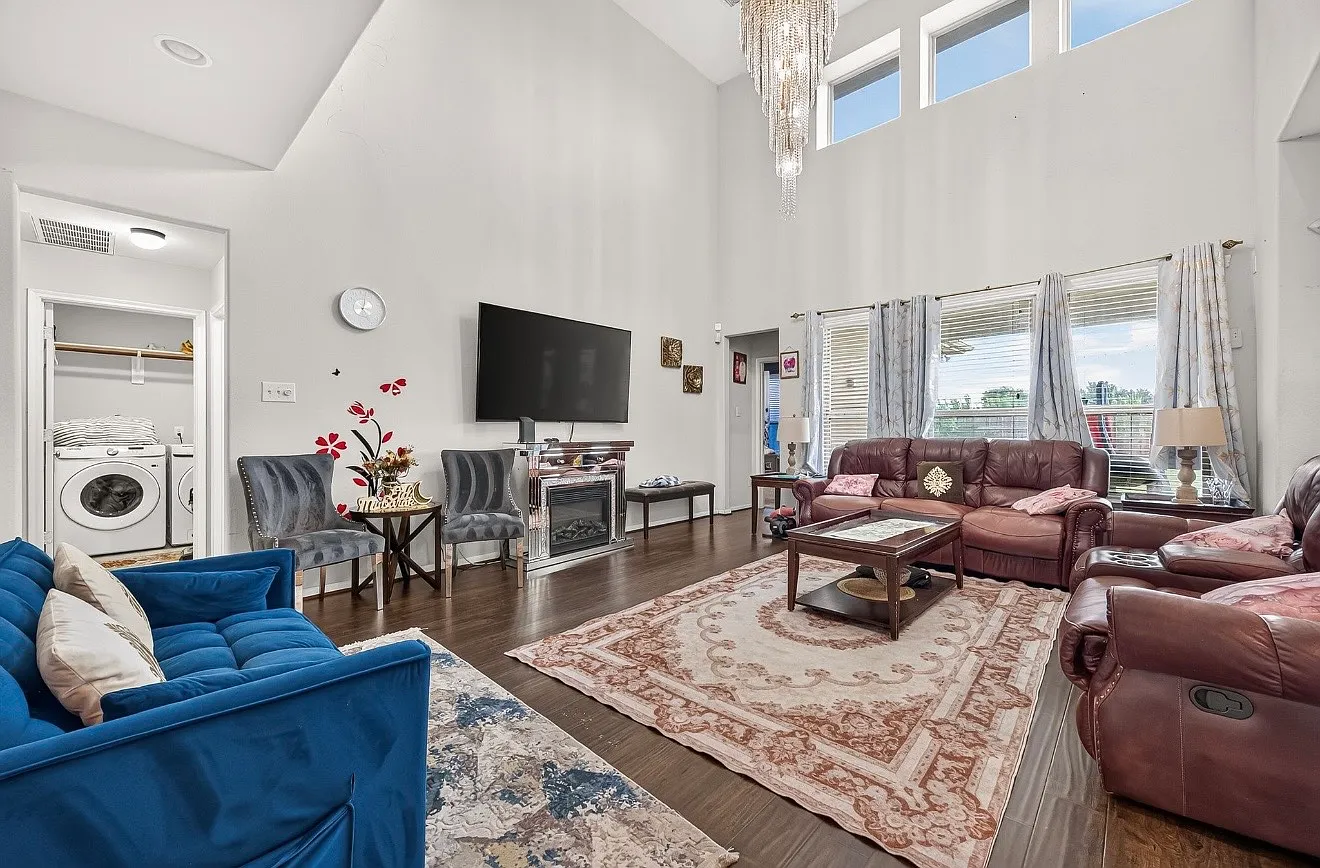 4 bed, 3.5 bath, 2413 sqft, $3,200 — Photo 1