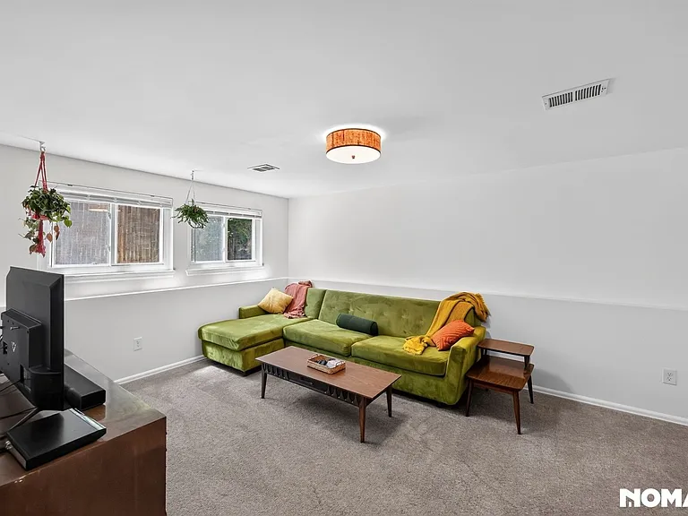 15652 E Jefferson Ave — Photo 3