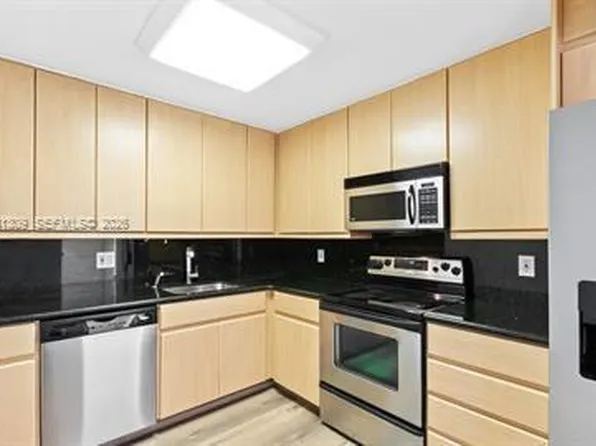 2500 Parkview Dr, Hallandale, FL
