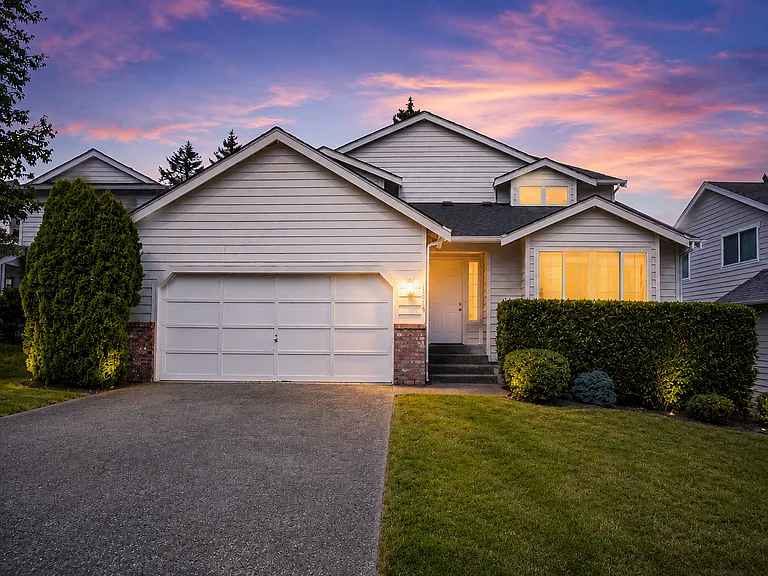 Welcome to upper Kennydale - easy access to 405, shopping, schools and the airport